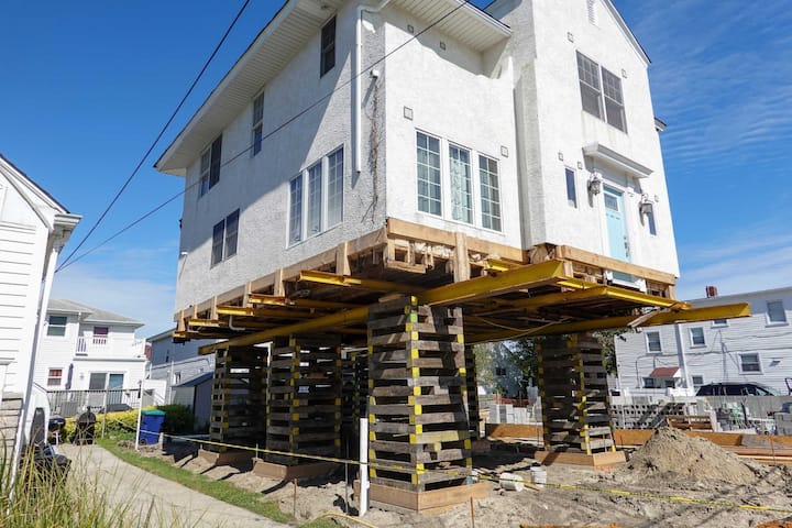 Located in Toledo, Ohio, we are a company that specializes in house lifting, small distance house moving, piles and foundations.